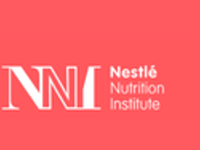 O parto prematuro (PP), uma das principais causas de morbidade e mortalidade neonatal, continua sendo um desafio global, apesar dos avanços na área da saúde. O PP pode ocorrer espontaneamente, mas existem condições clínicas que podem desencadeá-lo, além de diversos fatores de risco já identificados. A nutrição materna desempenha um papel fundamental na prevenção do PP, ao atuar sobre fatores de risco como ganho de peso gestacional inadequado, nutrição subótima e distúrbios metabólicos. Evidências apoiam o u